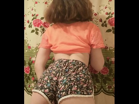 ❤️ Leanabh òg sexy a ’toirt dheth na shorts aice air a’ chamara ❤  Pornografach  leinn  ❌️
