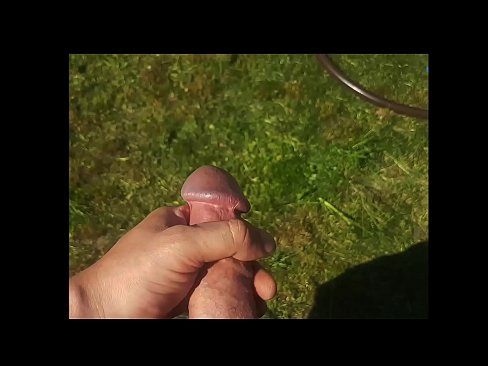 ❤️ Bidh hottie a 'faighinn a pussy pinc fucked agus cums le squirt ann an gàrradh samhraidh ❤ Pornografach leinn ❌️