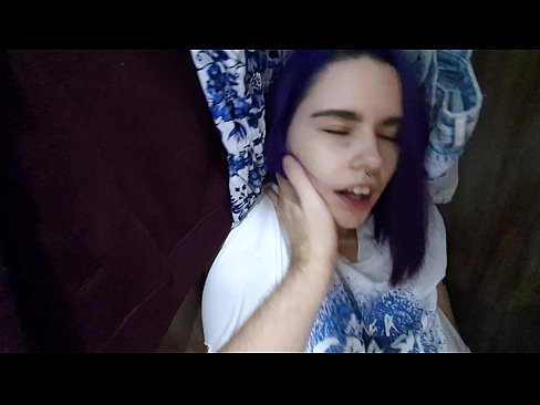 ❤️ Lorg mi mo sis anns a’ chlòsaid agus chuidich i cum ❤  Pornografach  leinn  ❌️